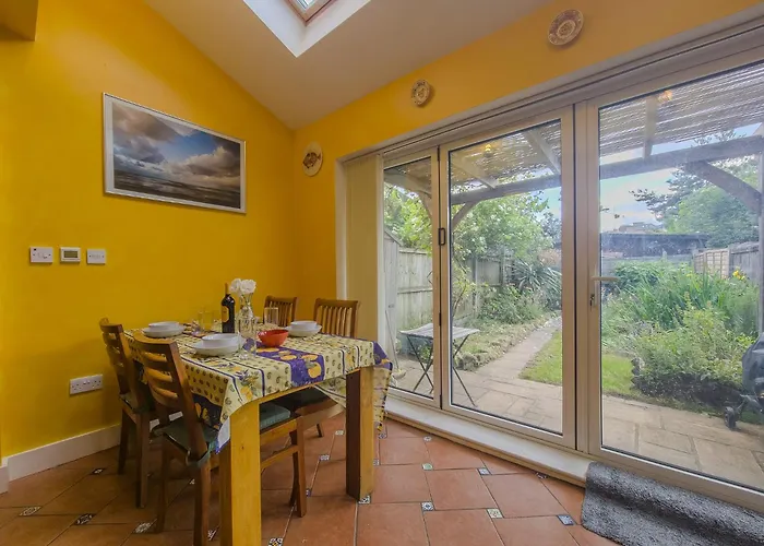 Pass The Keys Charming Home Near Thames Dlr